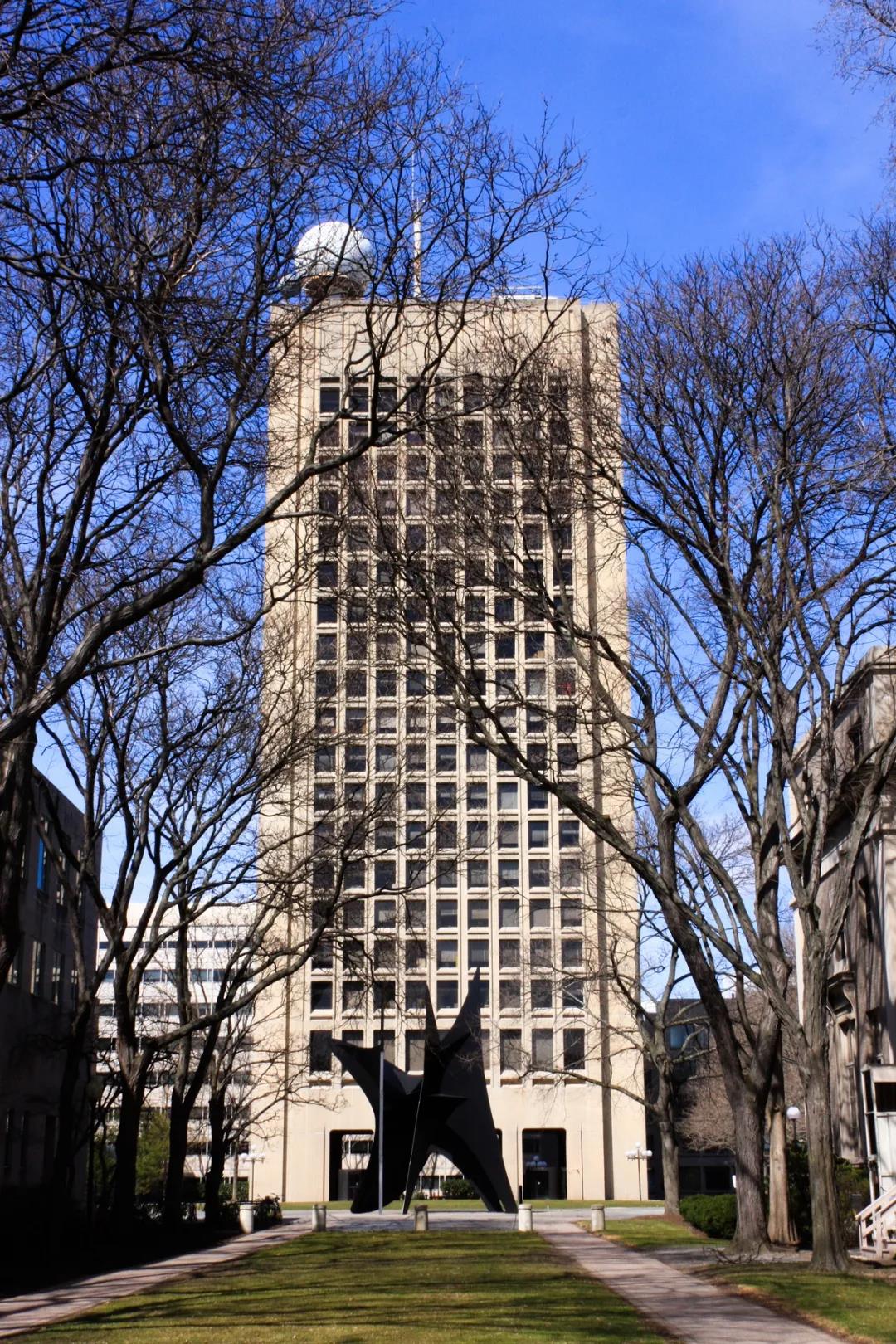 麻省理工学院地球科学楼（绿楼）和雕塑。.jpg